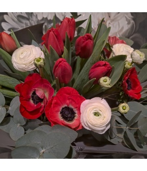 Anemoonidest, ranunculustest ja tulpidest lihtne kimbuke.jpg