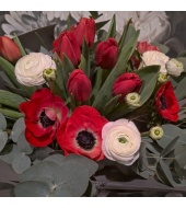     Anemoonidest, ranunculustest ja tulpidest lihtne kimp